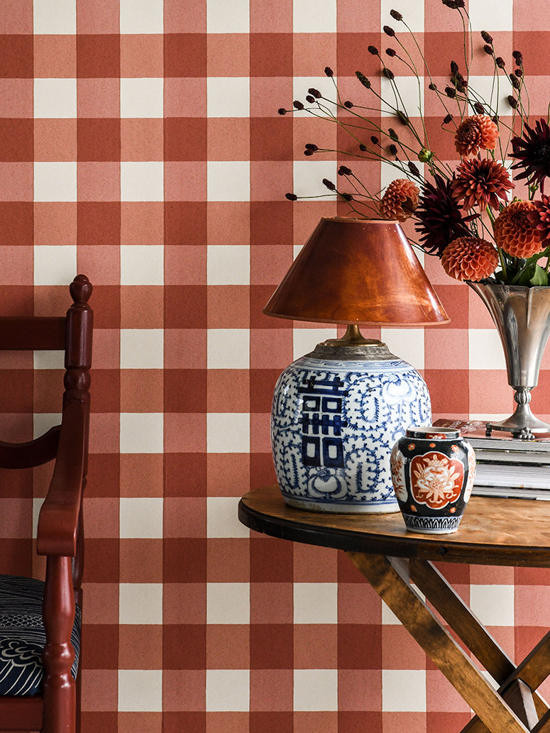  The inspiration to Picnic wallpaper comes from the traditional plain-woven checked fabrics called Gingham in English, or Toile de Vichy in French. 