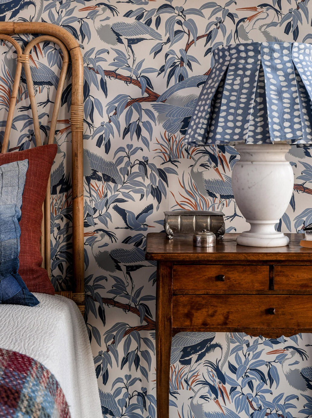  A rhythmic play with formations encouraging the eye to look for the hidden birds in the pattern of this wallpaper. 