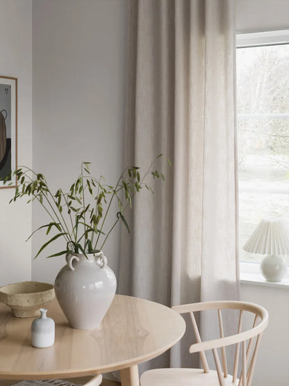 Colored in a sublime light grey hue that verges on white, our Kim wallpaper has a unique character that is brimming with minimalist charm and coziness.