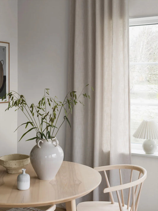 Colored in a sublime light grey hue that verges on white, our Kim wallpaper has a unique character that is brimming with minimalist charm and coziness.