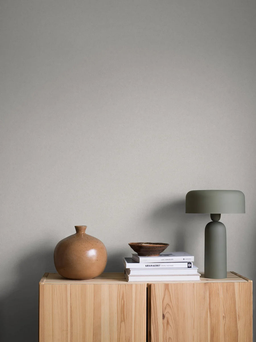 Indulge in the timeless beauty of our Kim wallpaper in a mesmerizing soft grey hue.