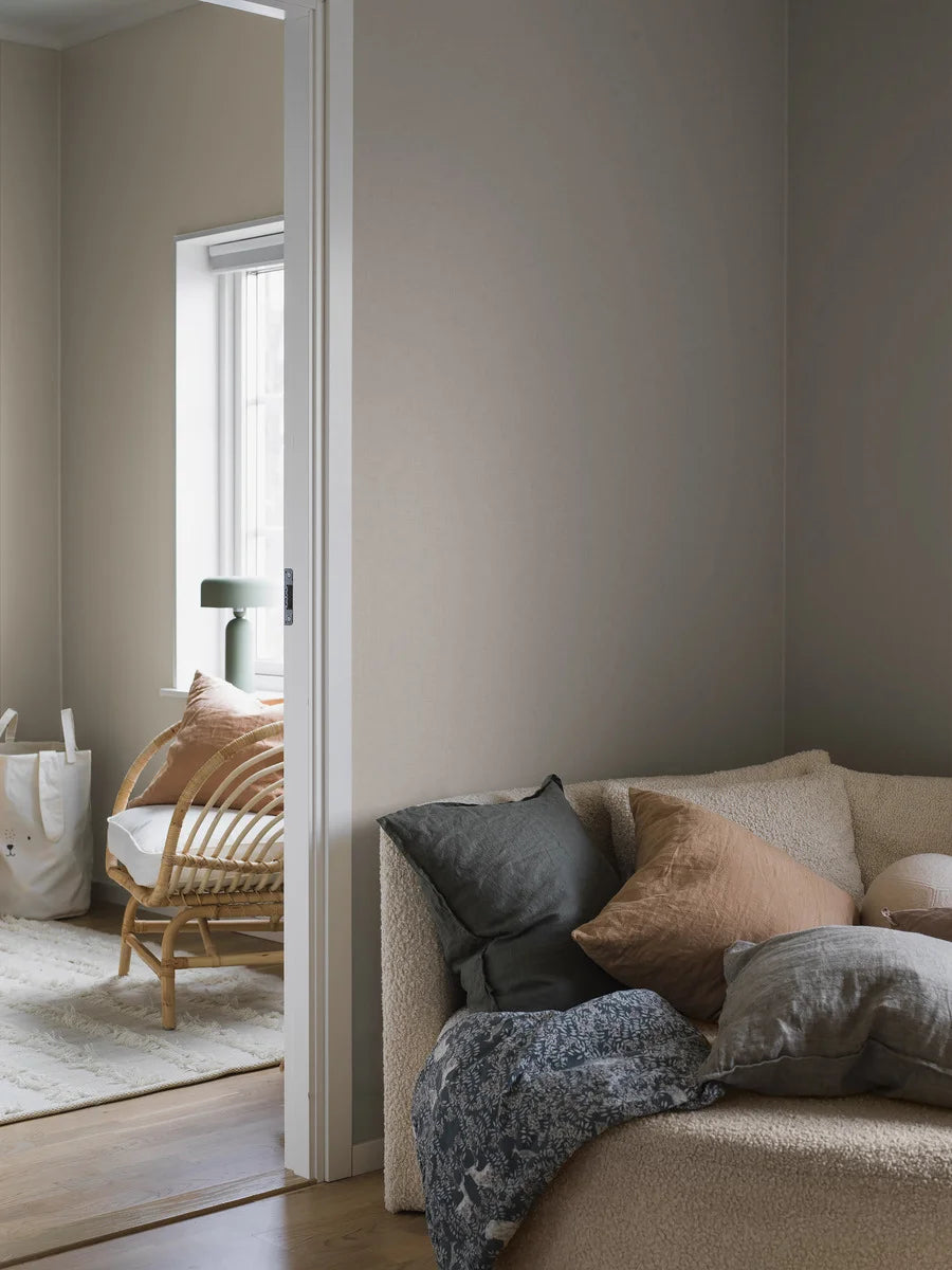 Dress your walls in the neutral elegance of our Vega wallpaper, in a soft grey shade.