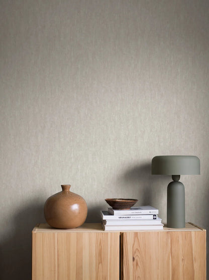 Colored in a soft light grey tone, our Betty wallpaper creates a calm and relaxed atmosphere.