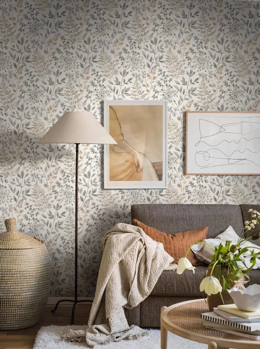 Bringing to mind the coziness of autumn, our Sigrid wallpaper in grey and golden-brown tones on a white background is bold and beautiful