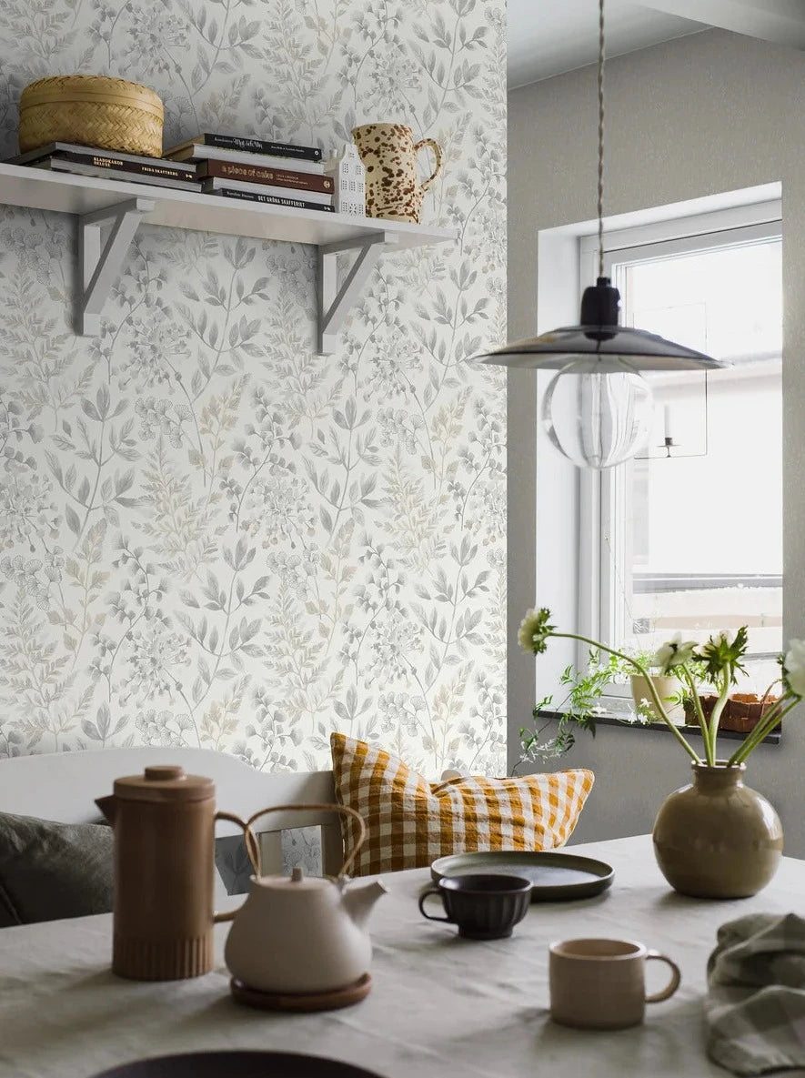 Colored in bright and inviting pale beige and grey tones on a fresh white background, our Sigrid wallpaper features a subtle yet beautifully detailed fern illustration.