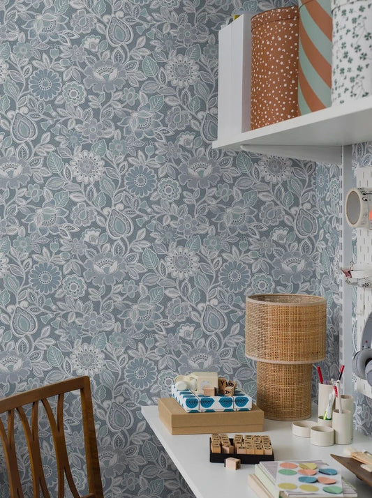 Experience the delightful happiness of our Sonja wallpaper in beautiful blue tones. 