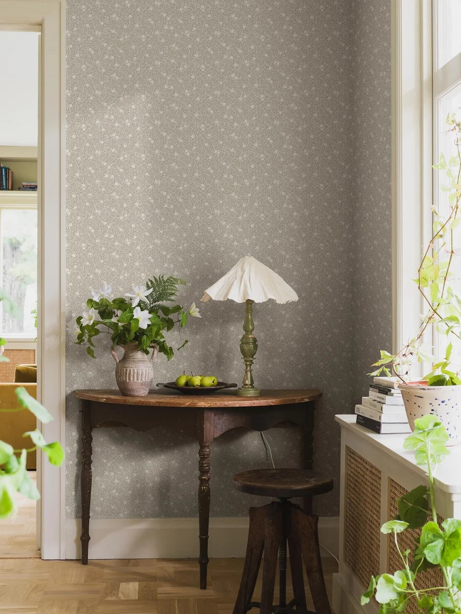 Experience the gentle charm of our Myrten wallpaper designed by Ulrica Hurtig. 