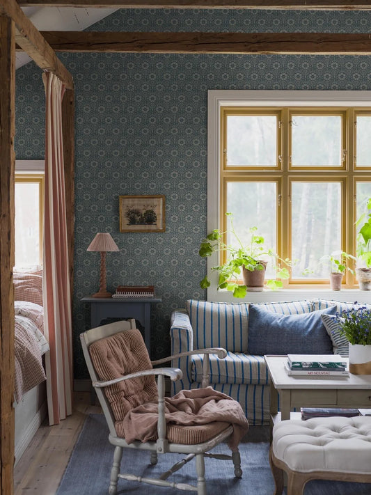 In a soft petrol blue palette, our Nyponros wallpaper brings a calm and refreshing vibe to your walls. 