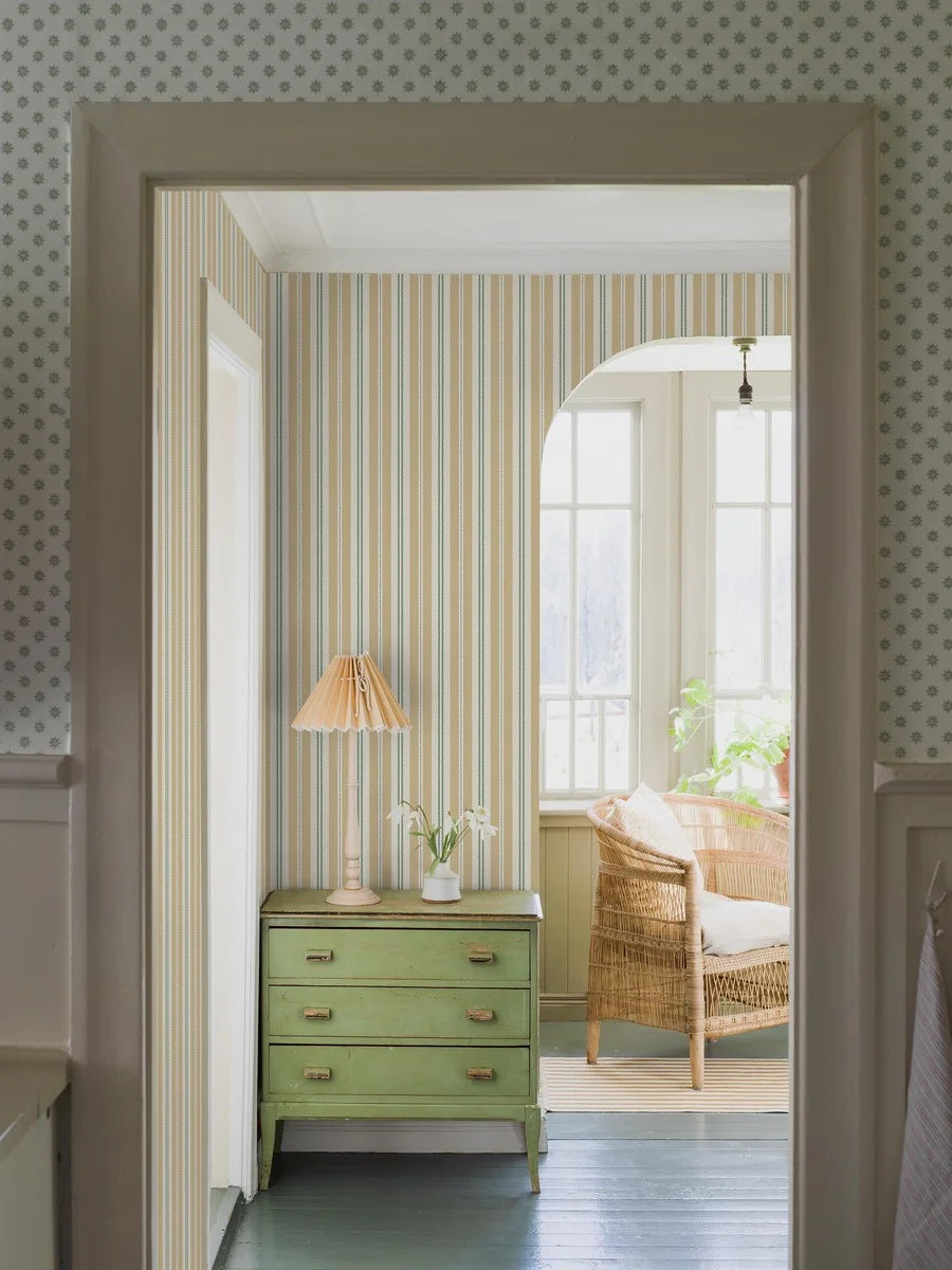 Bring a touch of sunshine to your space with our Hedda wallpaper designed by Jenny Hahne Gadd. 