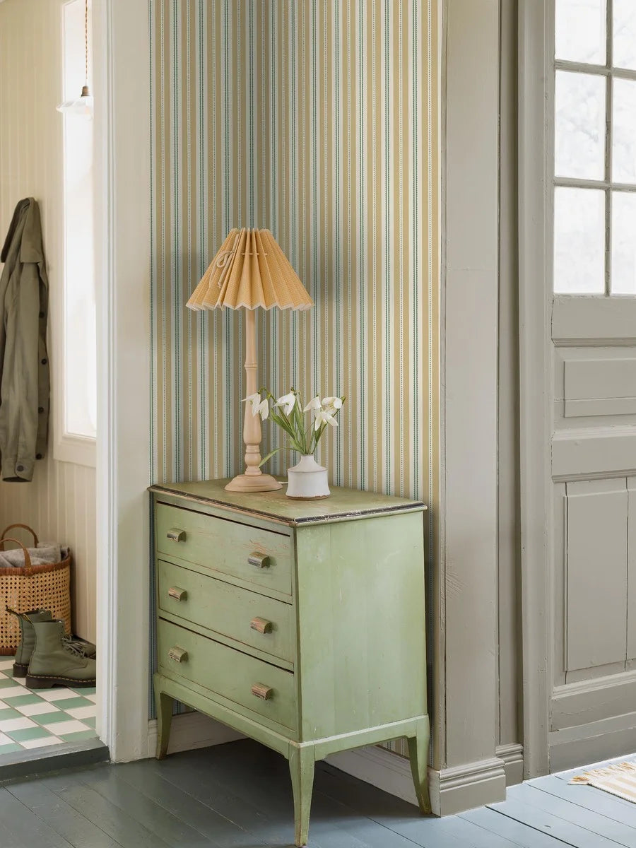 Bring a touch of sunshine to your space with our Hedda wallpaper designed by Jenny Hahne Gadd. 