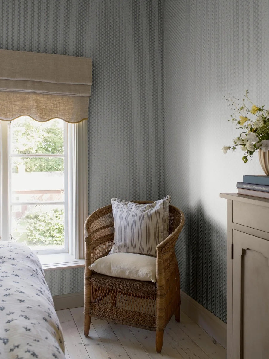  This lovely Lilla Lyckan wallpaper in a light, powdery blue adds a tranquil and airy quality to your walls. 