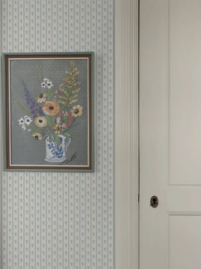  This lovely Lilla Lyckan wallpaper in a light, powdery blue adds a tranquil and airy quality to your walls. 