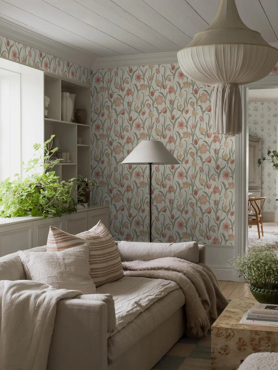 This joyful La Belle Epoque wallpaper is adorned with a variety of tulips in different colors, from pink and apricot tones with buttery yellow edges, to cream-yellow flowers.