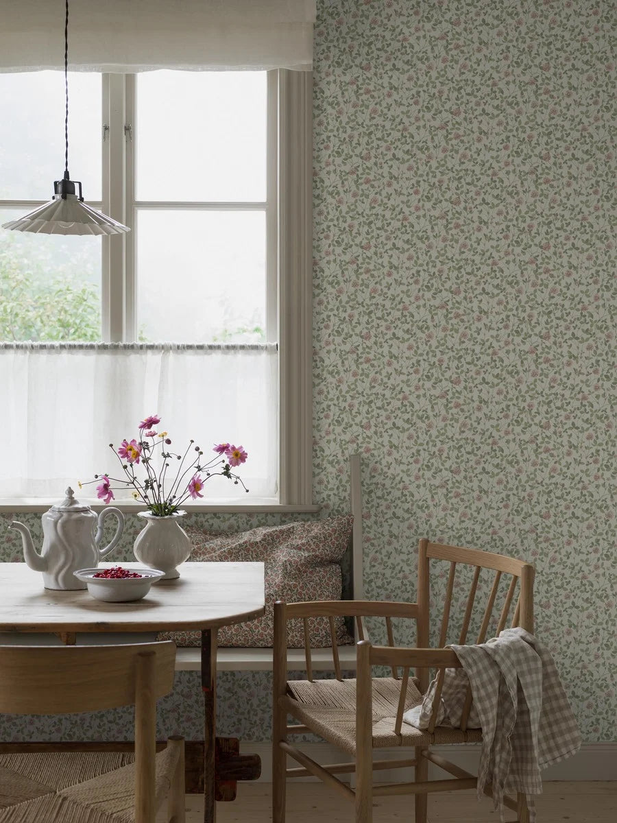  Inspired by a 1970’s wallpaper in Boråstapeter’s archive, Klöver wallpaper captures the vibrant beauty of red clover in pink-toned blossoms and lively green foliage. 