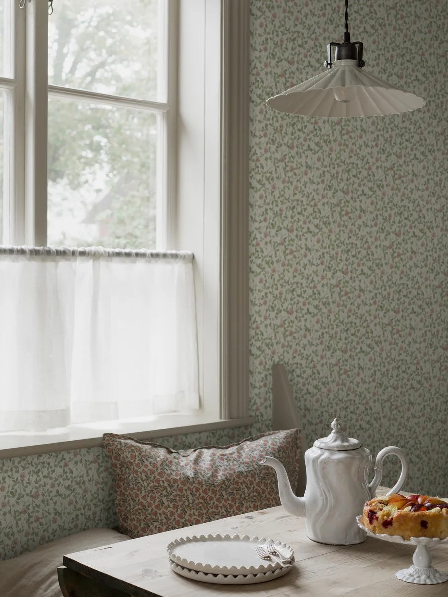  Inspired by a 1970’s wallpaper in Boråstapeter’s archive, Klöver wallpaper captures the vibrant beauty of red clover in pink-toned blossoms and lively green foliage. 