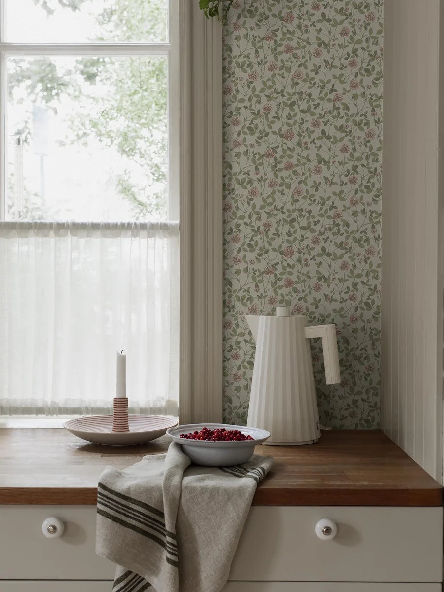  Inspired by a 1970’s wallpaper in Boråstapeter’s archive, Klöver wallpaper captures the vibrant beauty of red clover in pink-toned blossoms and lively green foliage. 