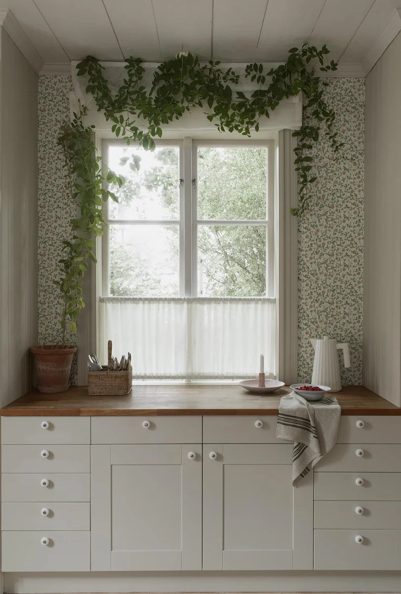  Inspired by a 1970’s wallpaper in Boråstapeter’s archive, Klöver wallpaper captures the vibrant beauty of red clover in pink-toned blossoms and lively green foliage. 