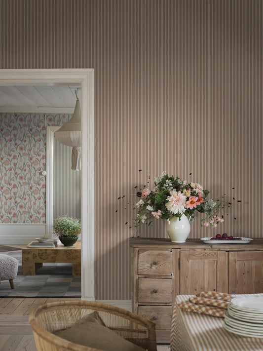  This Pärlband wallpaper has muted terracotta and dark beige stripes on a light beige background, highlighted by dark red decorative dots. 