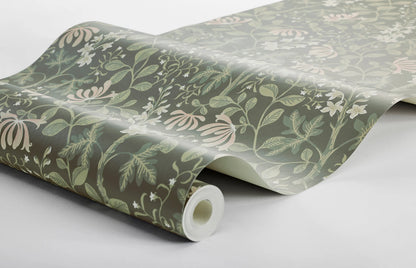 Trädgårdsfröjd wallpaper in dark green brings an enchanting, naturalistic touch to the room.