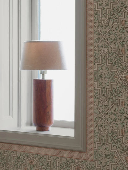 Bring the elegance of mid-1800’s French design to your home with our Kalles Bård wallpaper border in warm terracotta and beige hues.