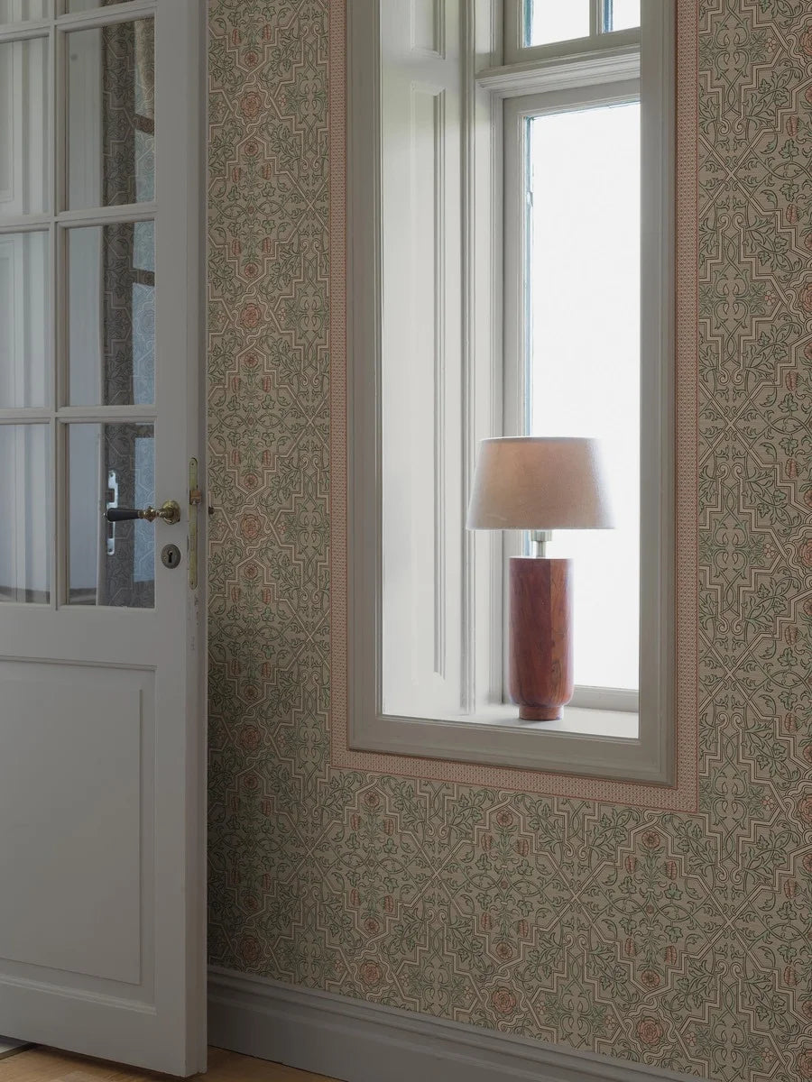 Bring the elegance of mid-1800’s French design to your home with our Kalles Bård wallpaper border in warm terracotta and beige hues.