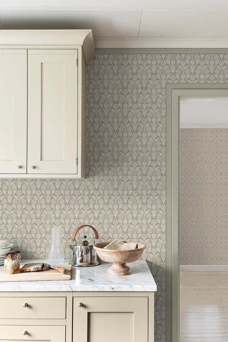 Enhance your home with our Kalles Bård wallpaper border in muted green and beige hues.