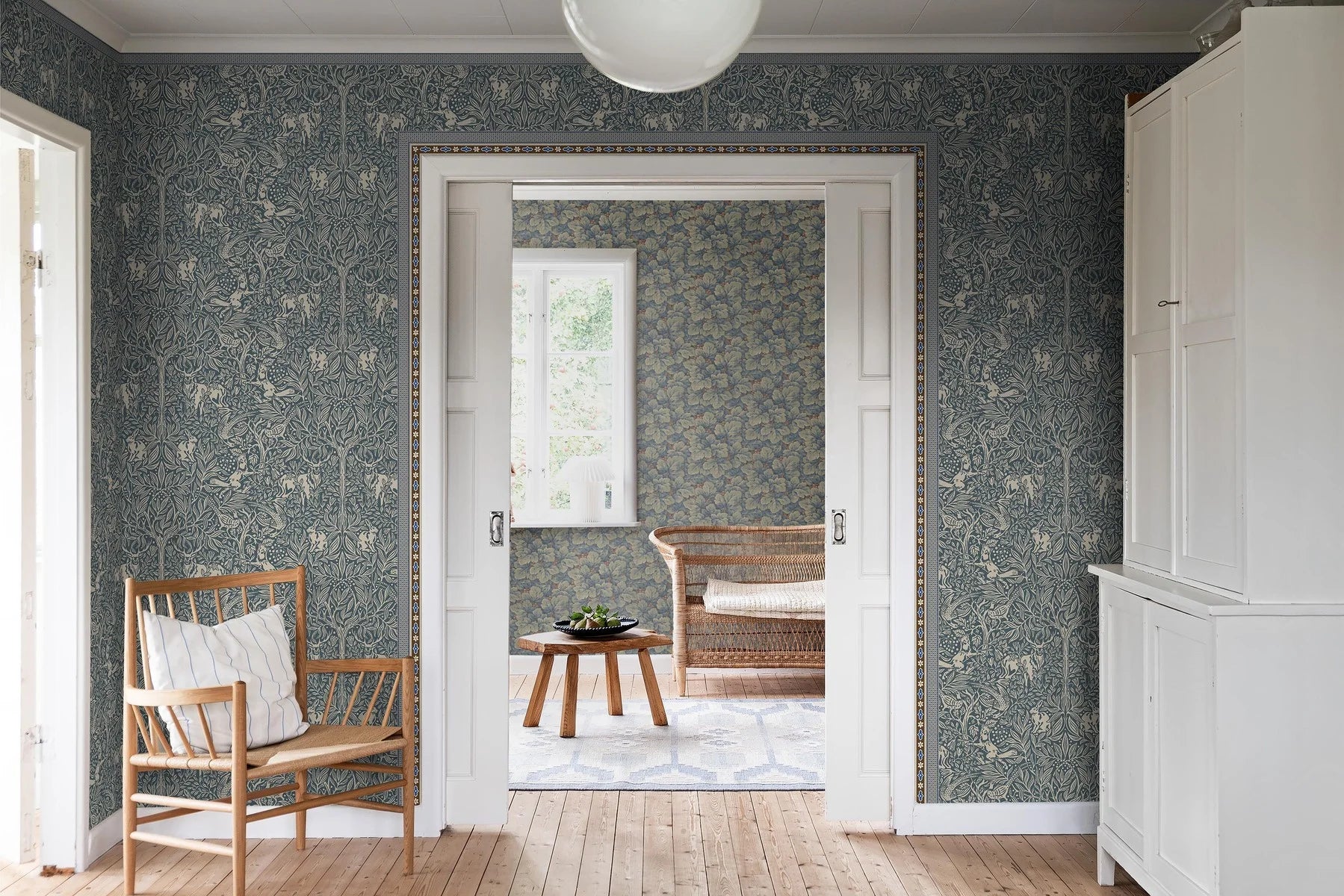  Colored in a perfectly balanced shade of blue and set on a warm beige backdrop, our Kalles bård wallpaper border takes inspiration from mid-1800s French design. 