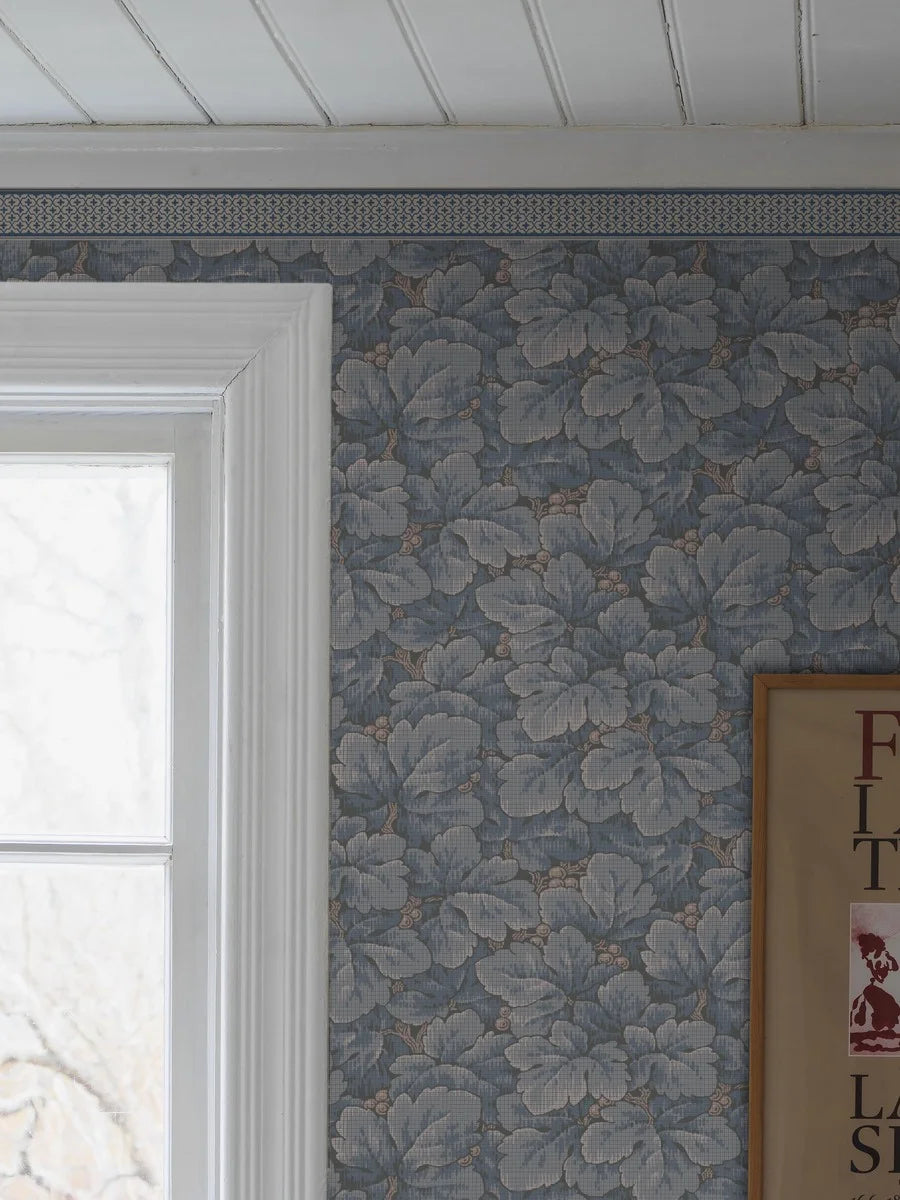  Colored in a perfectly balanced shade of blue and set on a warm beige backdrop, our Kalles bård wallpaper border takes inspiration from mid-1800s French design. 