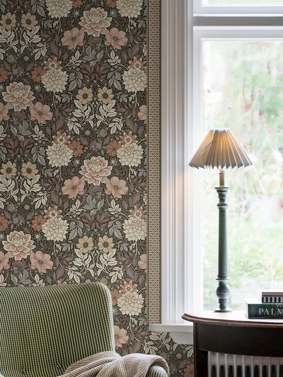  Make a bold statement with our Kalles Bård wallpaper border. 