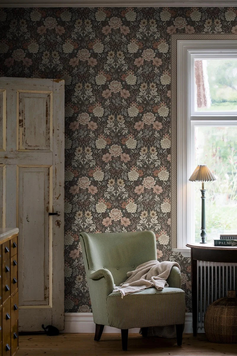  Make a bold statement with our Kalles Bård wallpaper border. 