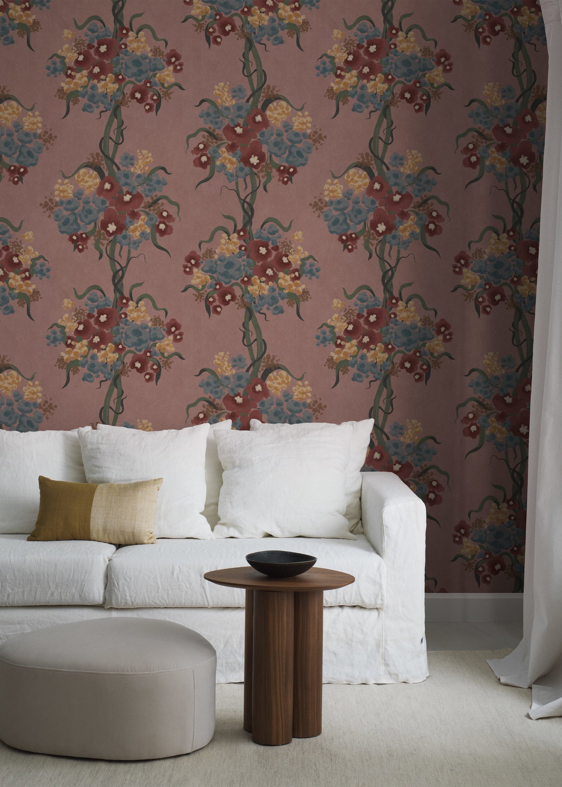 On the floral Boquette wallpaper, beautiful bouquets of loosely arranged flowers twist gently upwards toward the ceiling. 