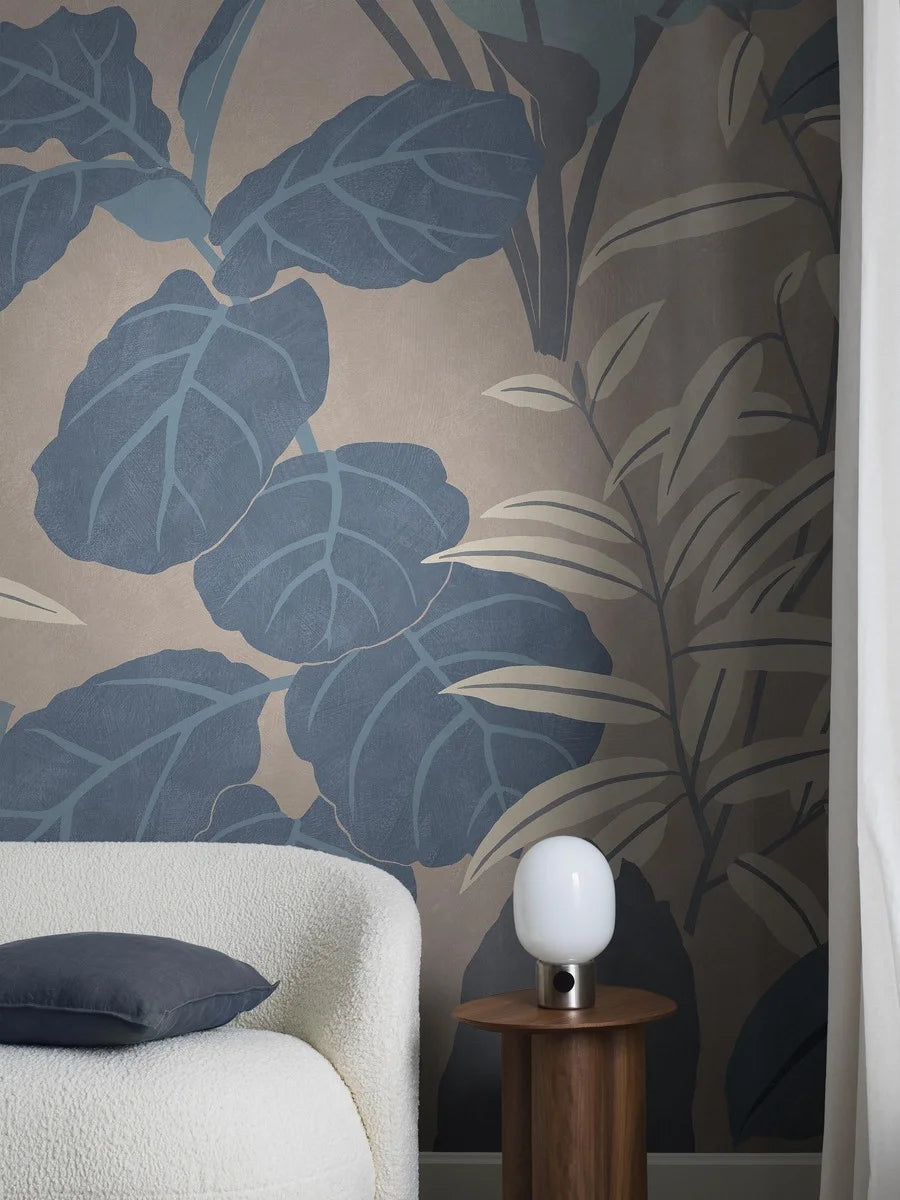 Grand Leaves is a large-patterned, graphic wallpaper that transforms your room into a jungle.