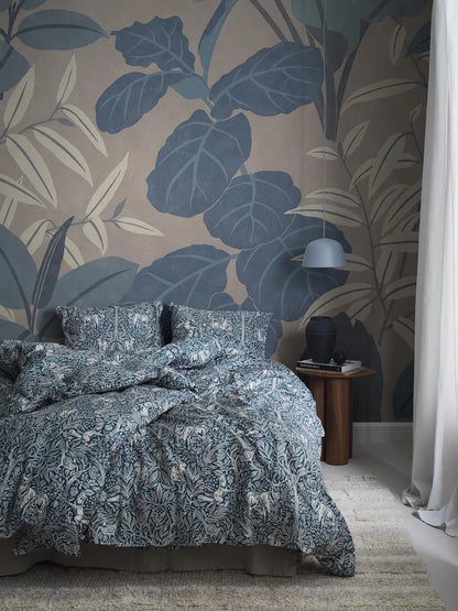 Grand Leaves is a large-patterned, graphic wallpaper that transforms your room into a jungle.