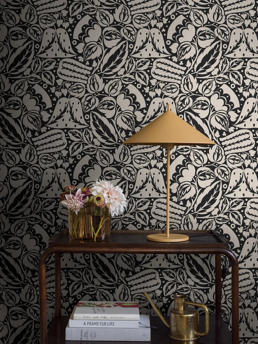 Josef Hoffmann’s Leipzig wallpaper features bold, bell-shaped flowers and leaves in a modernist expression.