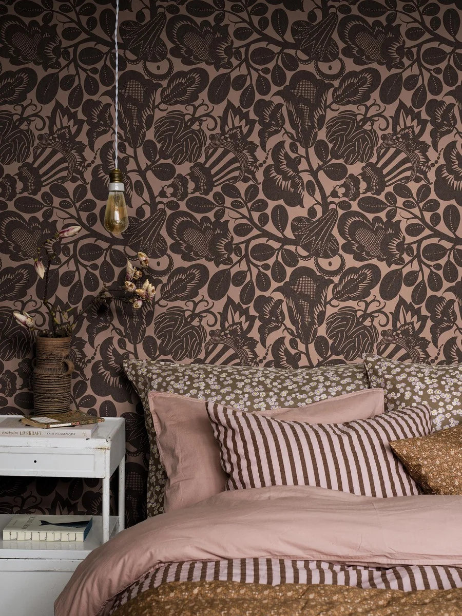 Designed in 1914 by Dagobert Peche, this Semiramis wallpaper takes its name from the ancient queen who created the Hanging Gardens of Babylon. 