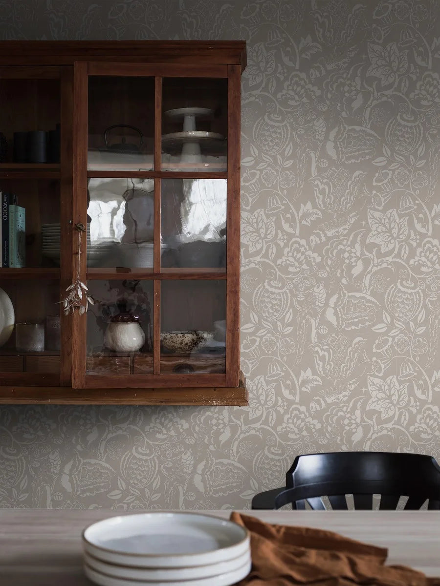 Designed in around 1914 by Dagobert Peche, this Wundervogel wallpaper features paradisiacal plants and enchanting birds that create an intricate yet airy effect. 