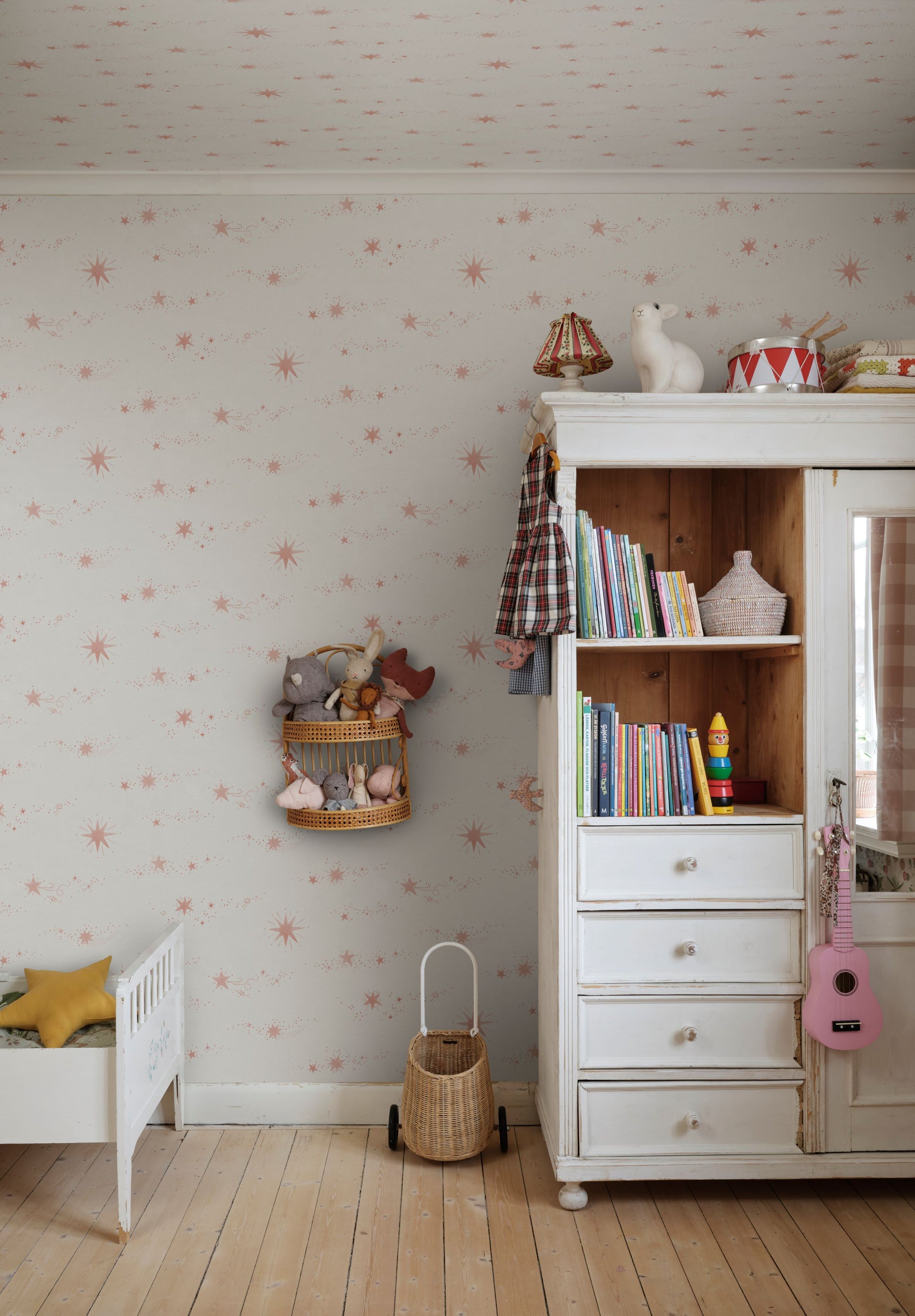 The beautiful hand-painted stars dance over the wallpaper like stars in the sky. Created together with Johanna Bradford as a dreamy ceiling wallpaper