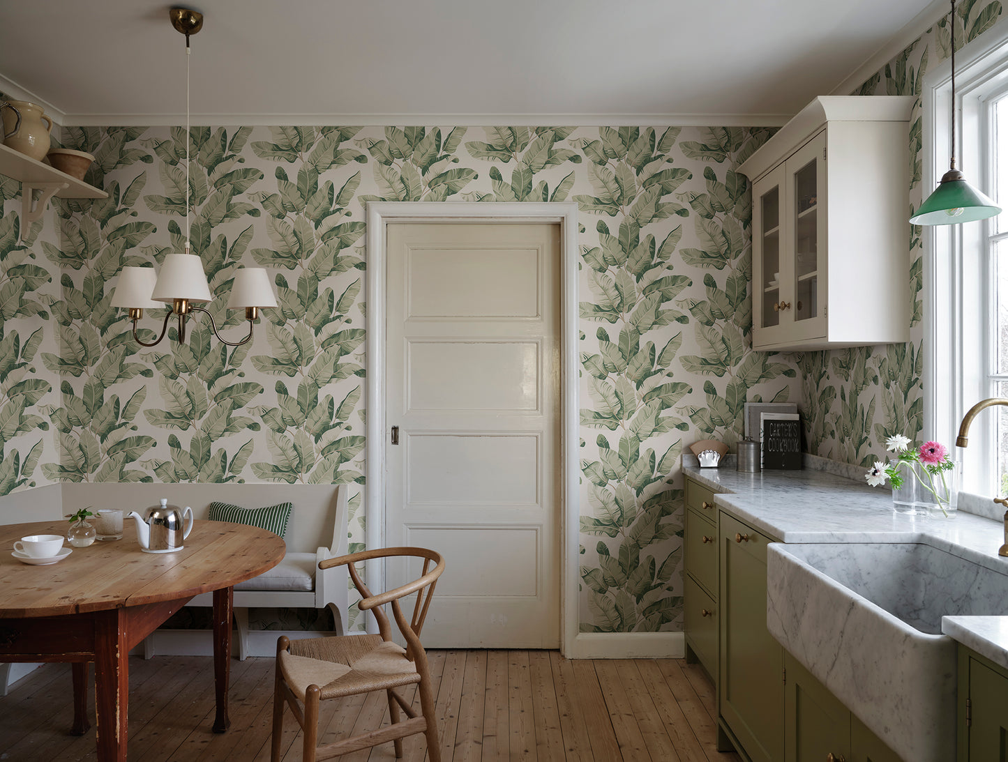 Majestic and grand with graceful elegance describe our wallpaper, Tom—an exotic pattern with a modern and international character.