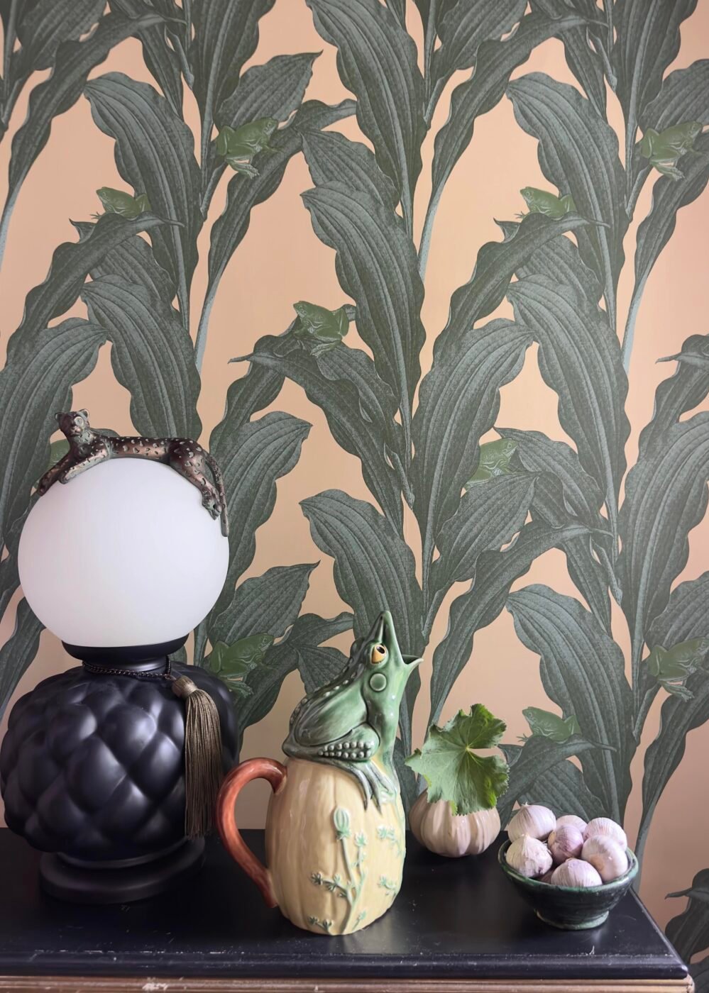 The plants wind almost like a stripe across the wallpaper. The designer Lisa Bengtsson, who is known for her love of animals, has now given the frog the main role.