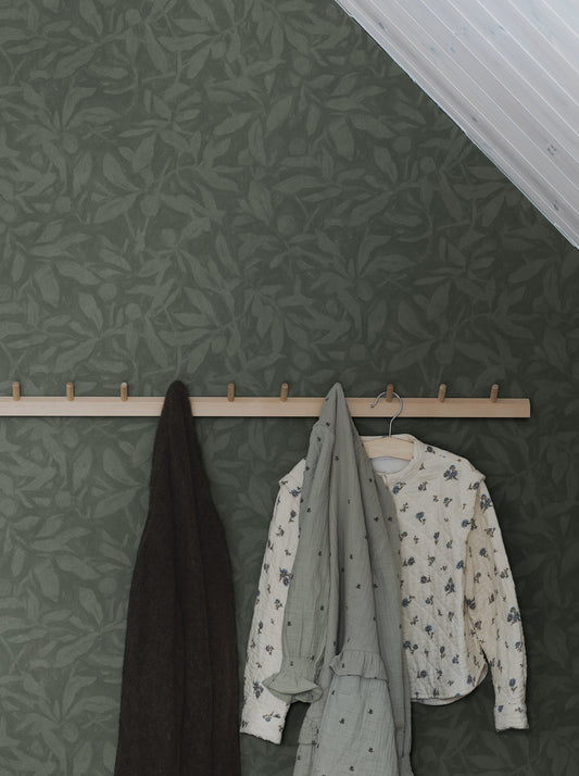  Colored in contrasting green tones with a hint of blue, our Skogsparken wallpaper was inspired by the beautiful play of shadows under an English walnut tree on a sunny Autumn Day. 