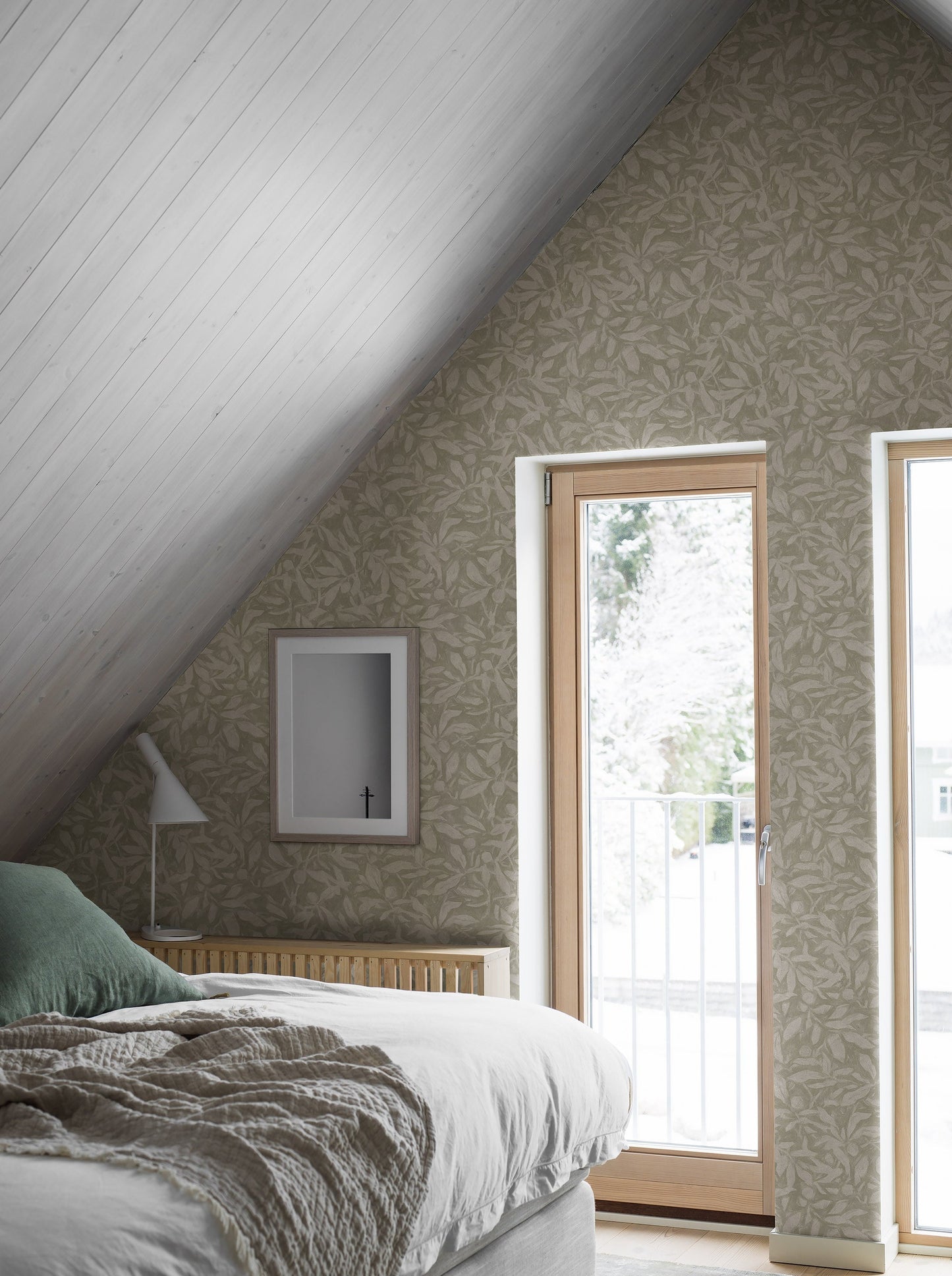  Colored in light green shades, our Skogsparken wallpaper is contemporary, poetic and calm. 