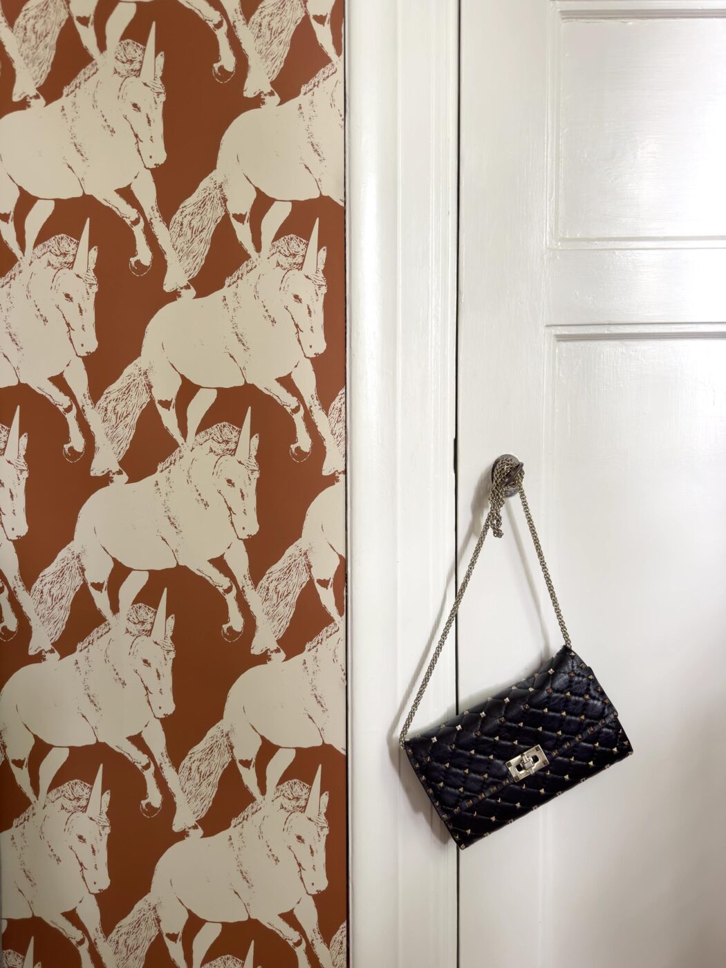 The Stardust wallpaper – a world of magic.
The unicorns shine with their magical power.